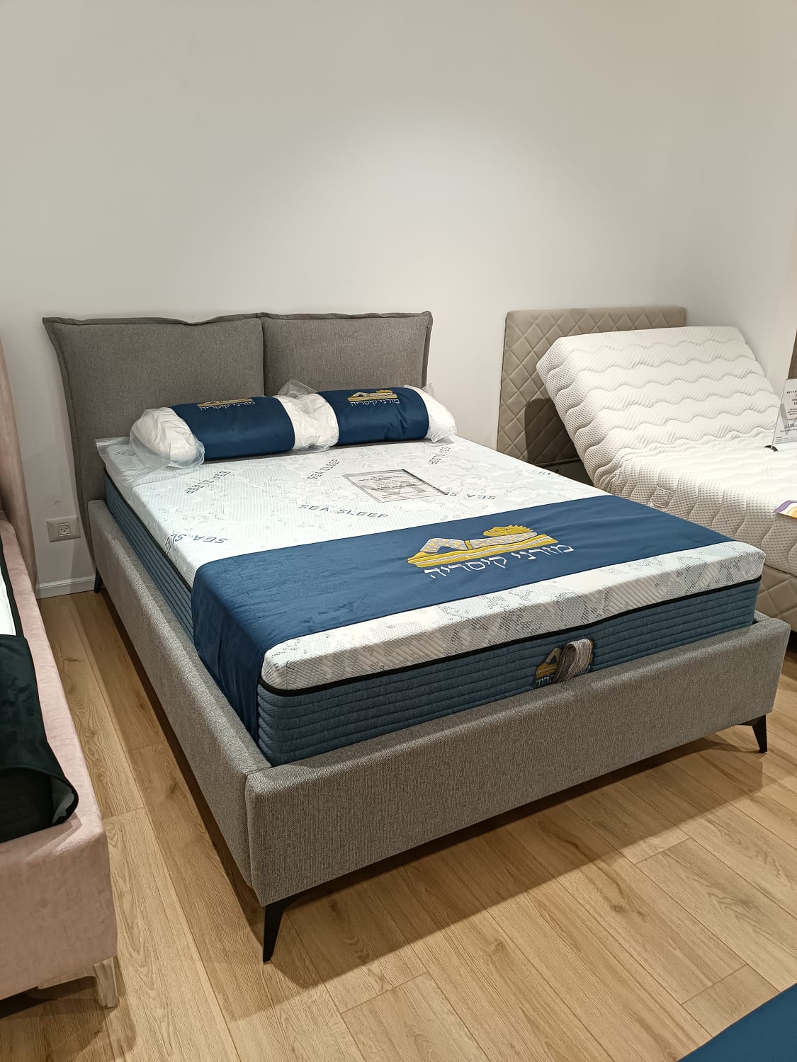 מיטה מרופדת זוגית דגם קלאוד